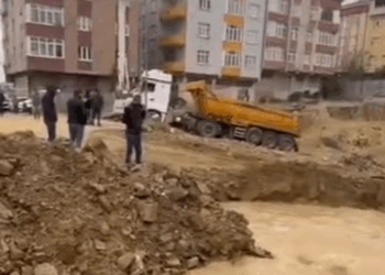 Sultangazi'de inşaat çalışmasında boru patladı, yolu su bastı