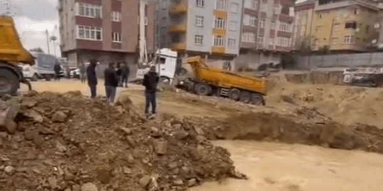 Sultangazi'de inşaat çalışmasında boru patladı, yolu su bastı