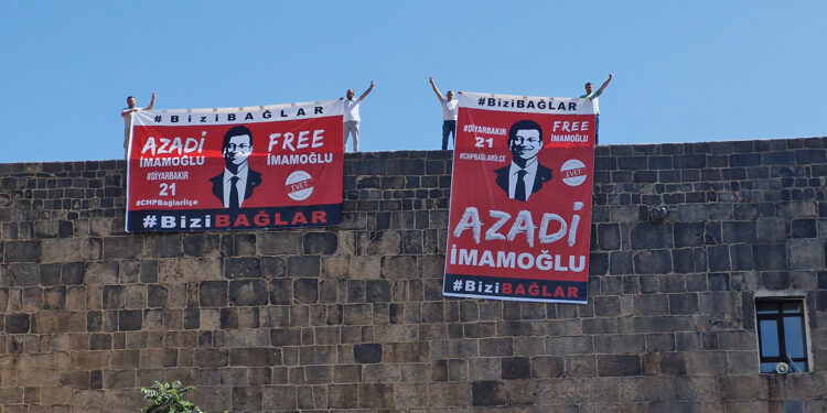 Surlara asılan İmamoğlu pankartlarına polis el koydu