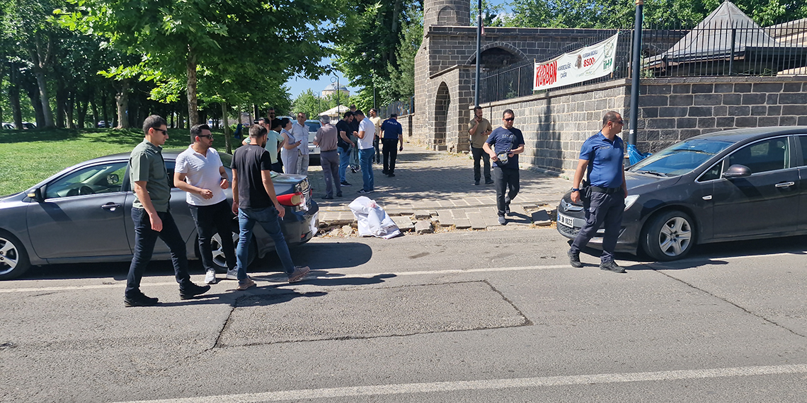 Surlara asılan İmamoğlu pankartlarına polis el koydu