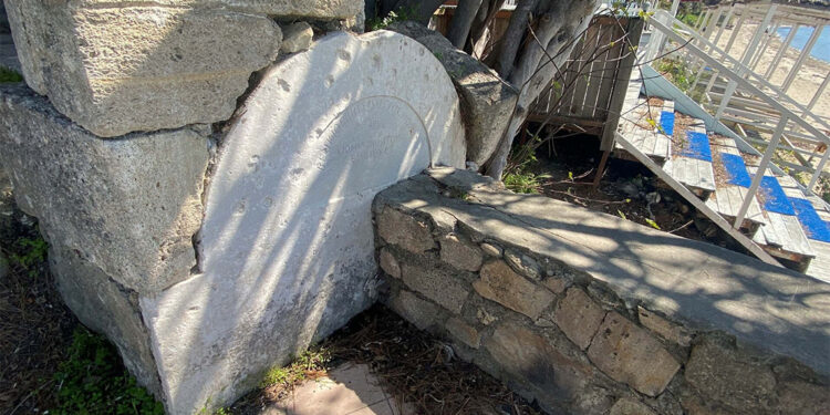 Tarihi çeşmenin taşı duvarın içinde kaldı