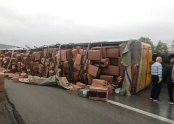 TEM Otoyolu'nda TIR devrildi