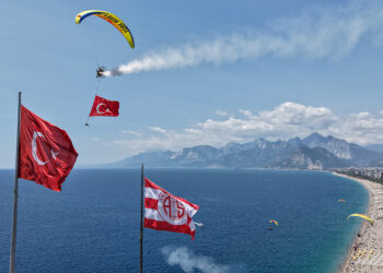 THK'dan 19 Mayıs'ta Antalya semalarında paramotor gösterisi