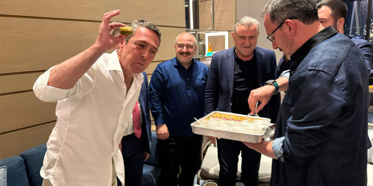 Mustafa Varank Ali Koç'a baklava yedirdi