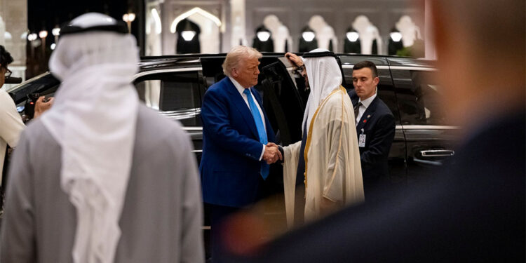 BAE ABD'ye on yılda 1.4 trilyon dolar yatırım yapacak