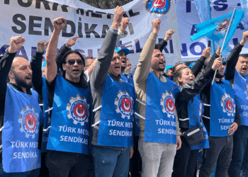 TÜRK-İŞ'ten bakanlık önünde 1 Mayıs kutlaması
