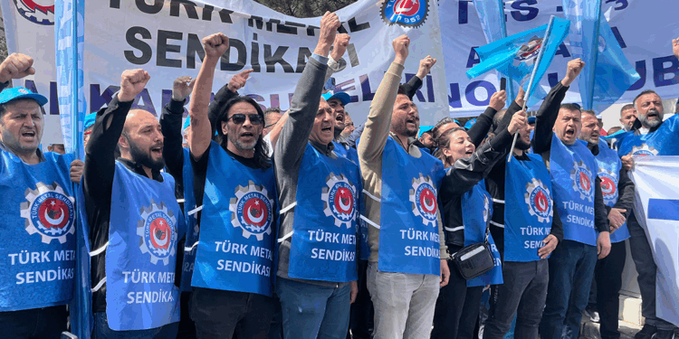 TÜRK-İŞ'ten bakanlık önünde 1 Mayıs kutlaması