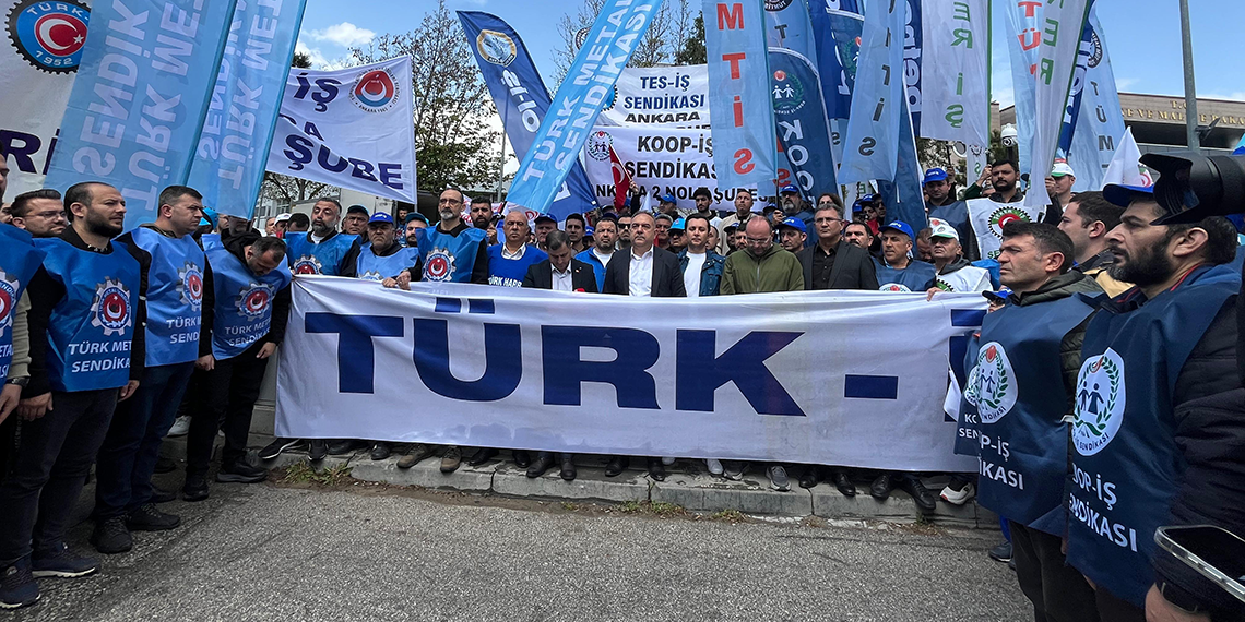 TÜRK-İŞ'ten bakanlık önünde 1 Mayıs kutlaması