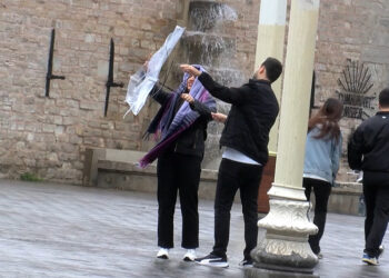Taksim Meydanı'nda rüzgar ve yağmur zor anlar yaşattı