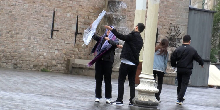 Taksim Meydanı'nda rüzgar ve yağmur zor anlar yaşattı