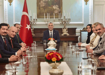 Ticaret Bakanı Ömer Bolat İngiltere'ye gitti