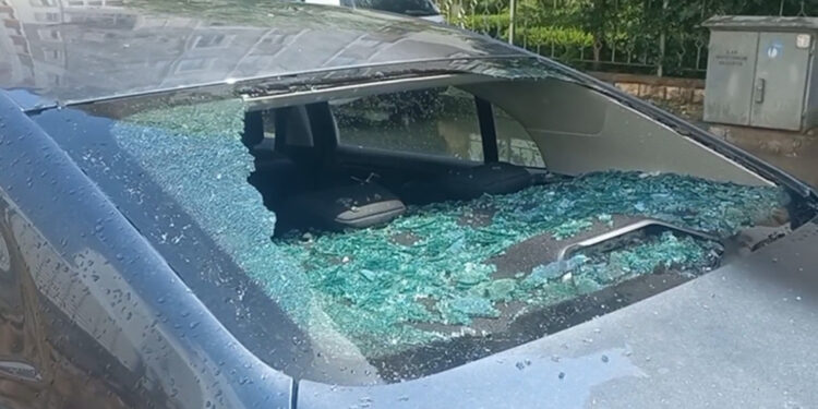 Tokat'ta dolu yağışı; bazı araçlar hasar gördü