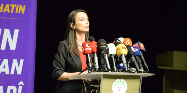 Toplumun tamamı tarihi bir ana tanıklık ediyor