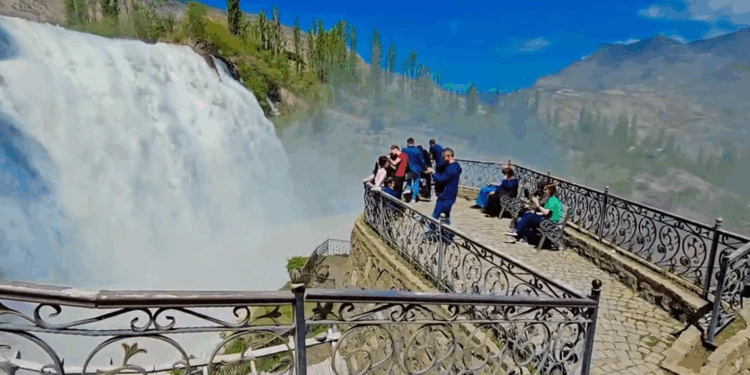 Tortum Şelalesi, baharda coştu