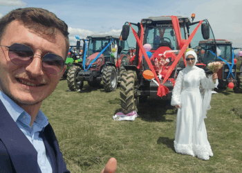 Traktör konvoylu düğün