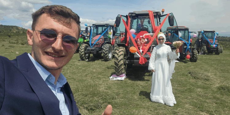 Traktör konvoylu düğün