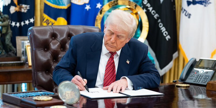 Trump, İngiltere ile yeni ticaret anlaşmasını duyurdu