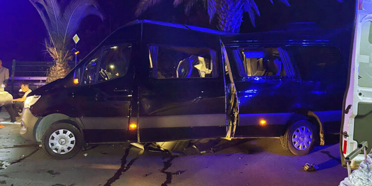 Tur minibüsü ile otomobil çarpıştı: 2 ölü, 7 yaralı