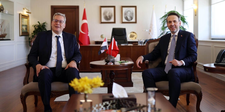 Türk FSRU'ya ilk yurt dışı görev