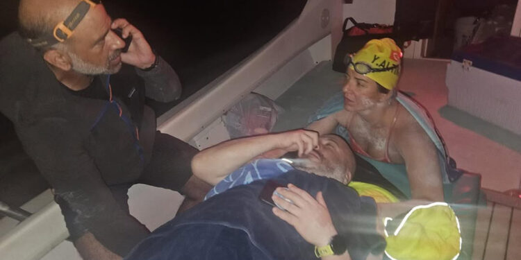 Türk yüzücüler Pasifik Okyanusu'nda köpek balığı saldırısına uğradı