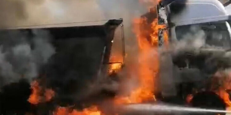 Uşak'ta park halindeki TIR'da yangın