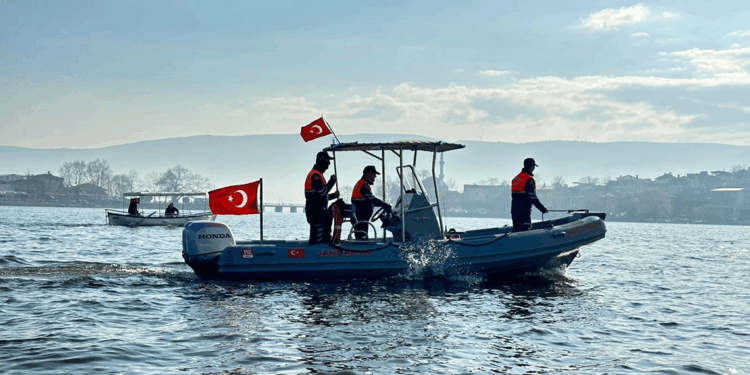 Uluabat Gölü'nde kaçak avlanan 30 kişiye 427 bin TL ceza