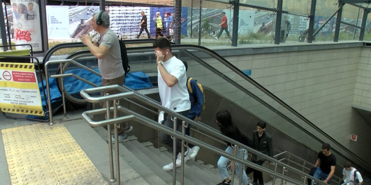 Ünalan Metrosunda yürüyen merdiven kırıldı