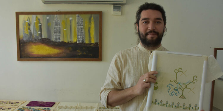 Unutulmaya yüz tutan nakış işlemelerini geleceğe taşıyor