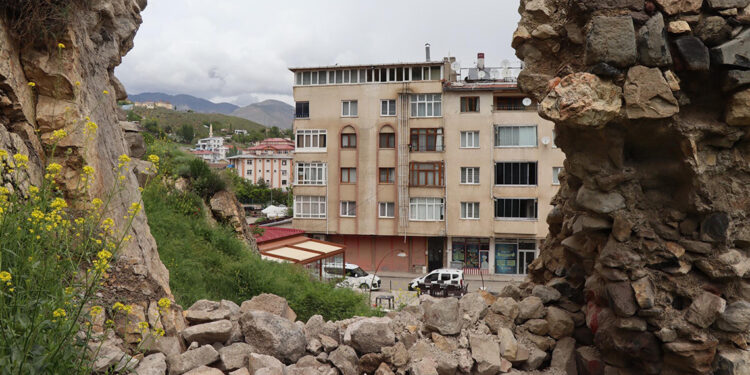 Urartular tarafından inşa edilen Oltu Kalesi için restorasyon talebi