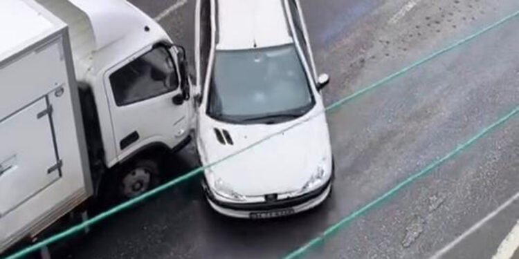 Üsküdar'da yola akaryakıt döküldü, art arda kazalar oldu