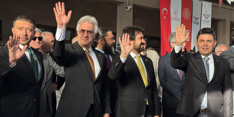 'Devlet Tiyatroları Vagon Sahne' yola çıktı