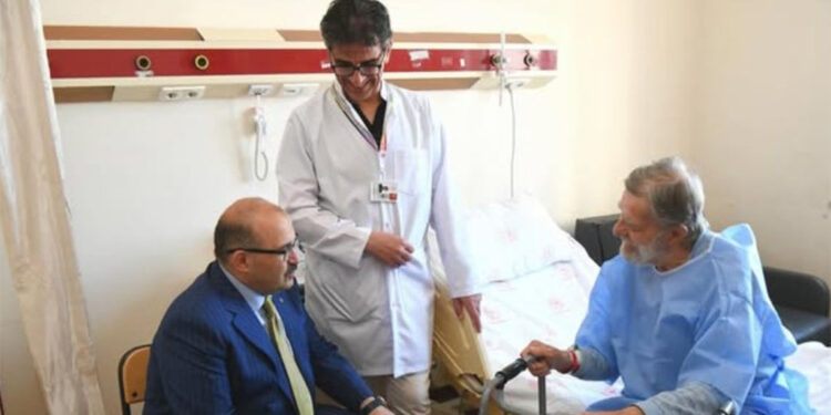 Balıkesir Valisi, Ahmet Mekin'i hastanede ziyaret etti