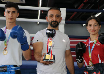 Van YYÜ'den iki sporcu muaythai Türkiye birincisi oldu