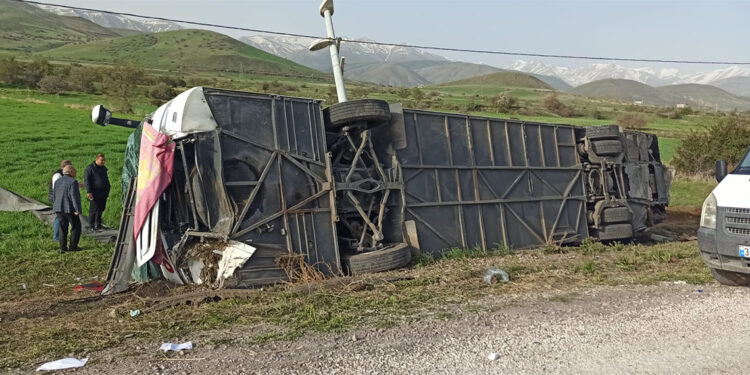 Van'da yolcu otobüsü devrildi