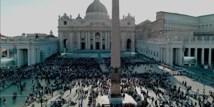 Vatikan'da papalık seçiminde ikinci gün oylamaları başladı