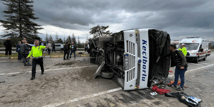 Isparta'da yolcu midibüsü devrildi: 16 yaralı
