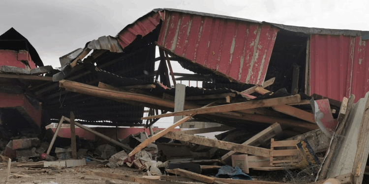 Van'da fırtına; çatılar uçtu