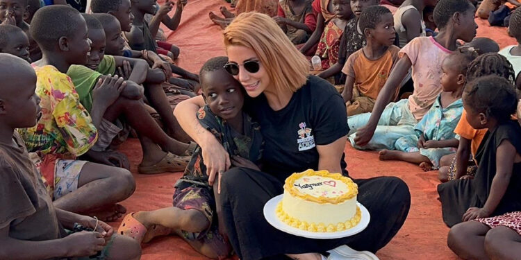 Veteriner teknikeri, doğum günü hediyelerini Afrikalı çocuklar ile paylaştı