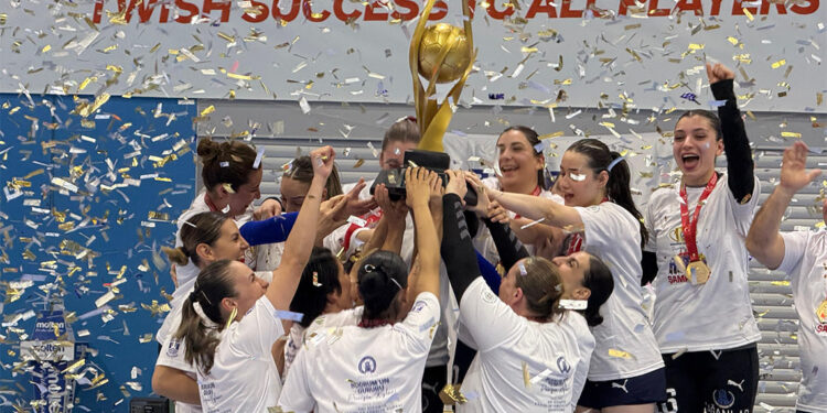 Yalıkavakspor şampiyonluk kupasını çiftledi