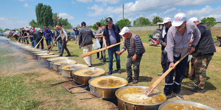 'Yamanlı Hayrı'nda 60 kazan keşkek dağıtıldı