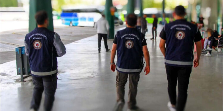 21 göçmen kaçakçılığı organizatörü ve 547 düzensiz göçmen yakalandı