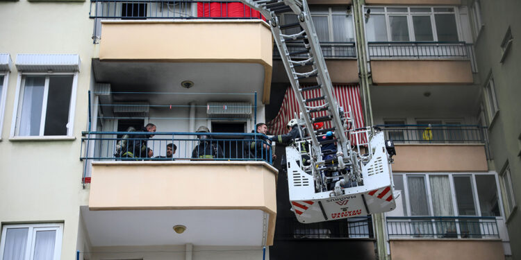 Yangında mahsur kalan 6 kişi, balkondan kurtarıldı