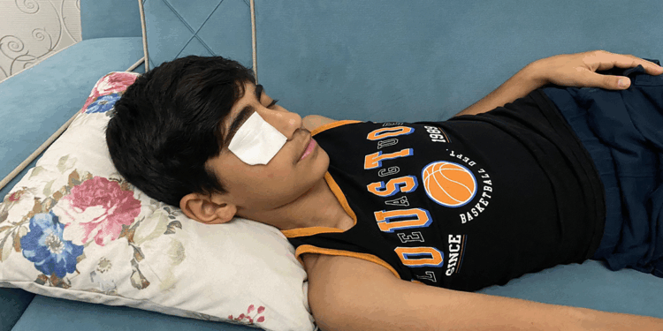 Yapıştırıcı sıçrayınca kapanan göz kapağı doktor müdahalesiyle açıldı