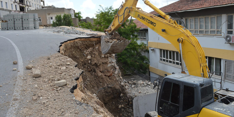 Yol ve istinat duvarı, okulun bahçesine çöktü