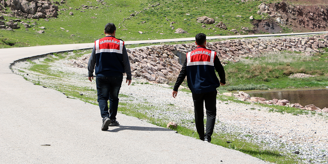 Yüksekova'da ters laleleri jandarma ekipleri koruyor