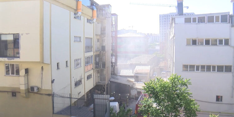 Zeytinburnu'nda tekstil atölyesinde çıkan yangın söndürüldü