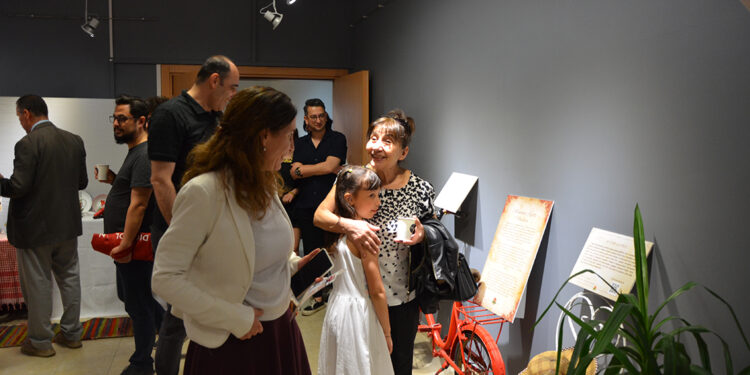 Ziyaretçiler, sergilenen kıyafetlerin hikayelerini karekod ile dinledi