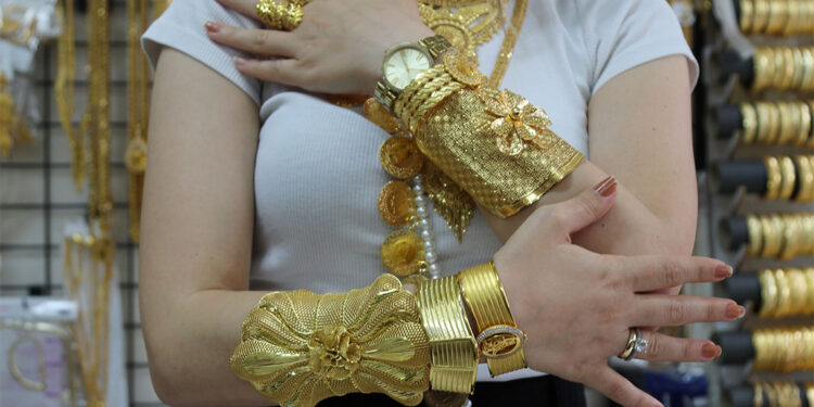 Düğünde altın alamayanlar imitasyon takıya yöneldi