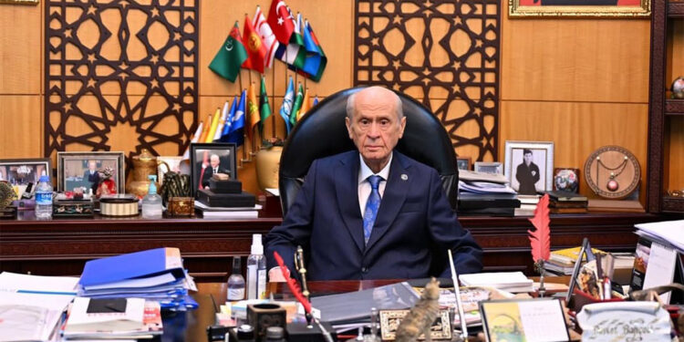 Saldırıya uğrayan siyasi kurumun yöneticisine geçmiş olsun