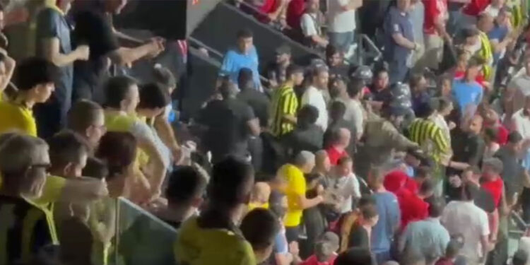 Fenerbahçe ile Monaco taraftarları arasında gerginlik yaşandı
